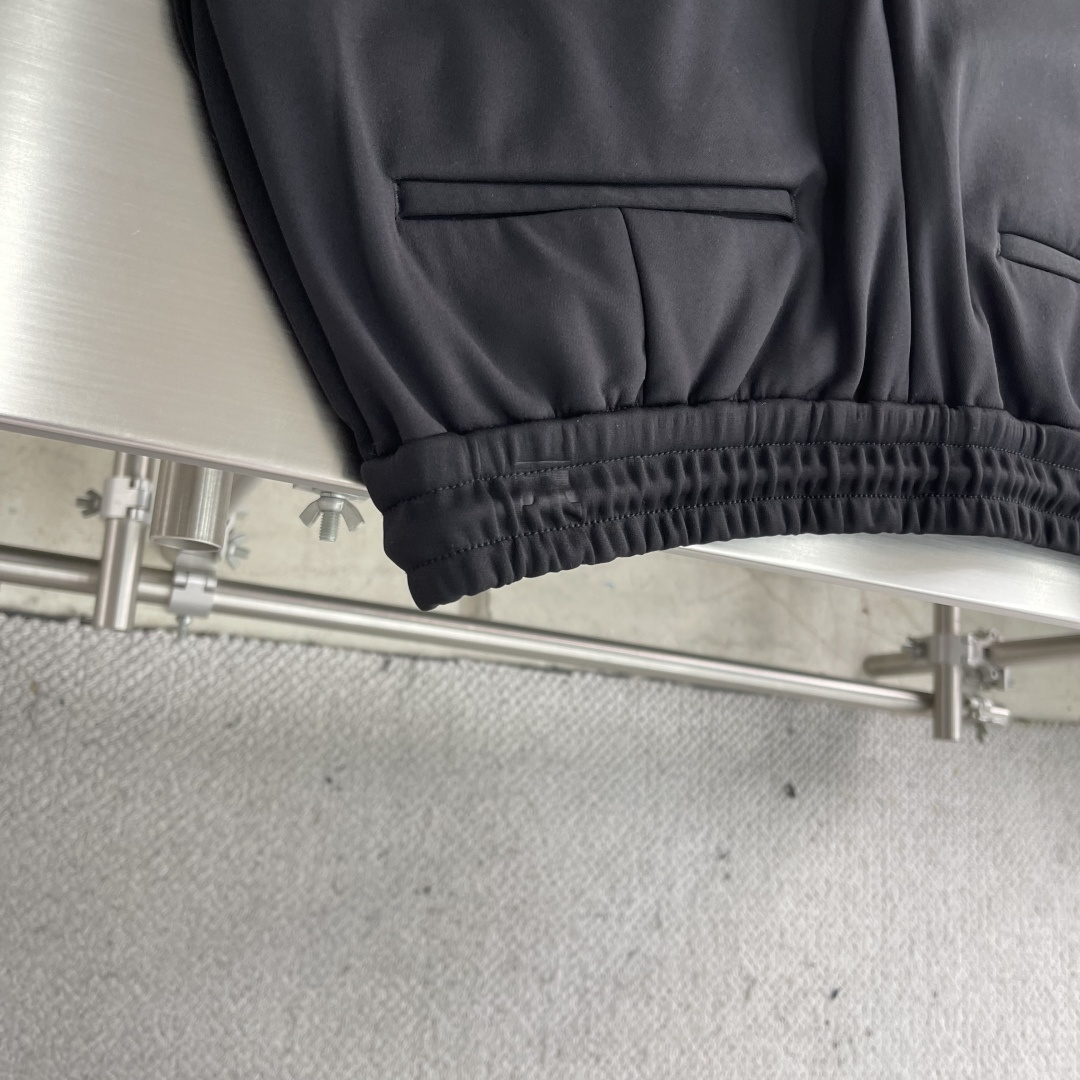 -BC 抽绳复合棉加绒卫衣休闲运动裤松紧腰带的设计，舒适与便捷的完美结合。无需再为挑选合适腰围的裤子而烦