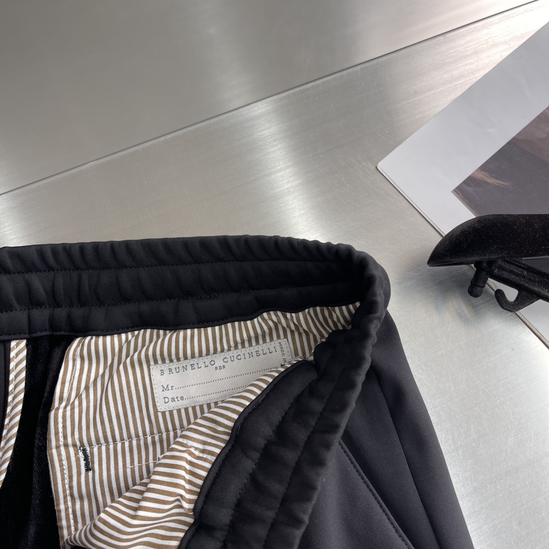 -BC 抽绳复合棉加绒卫衣休闲运动裤松紧腰带的设计，舒适与便捷的完美结合。无需再为挑选合适腰围的裤子而烦