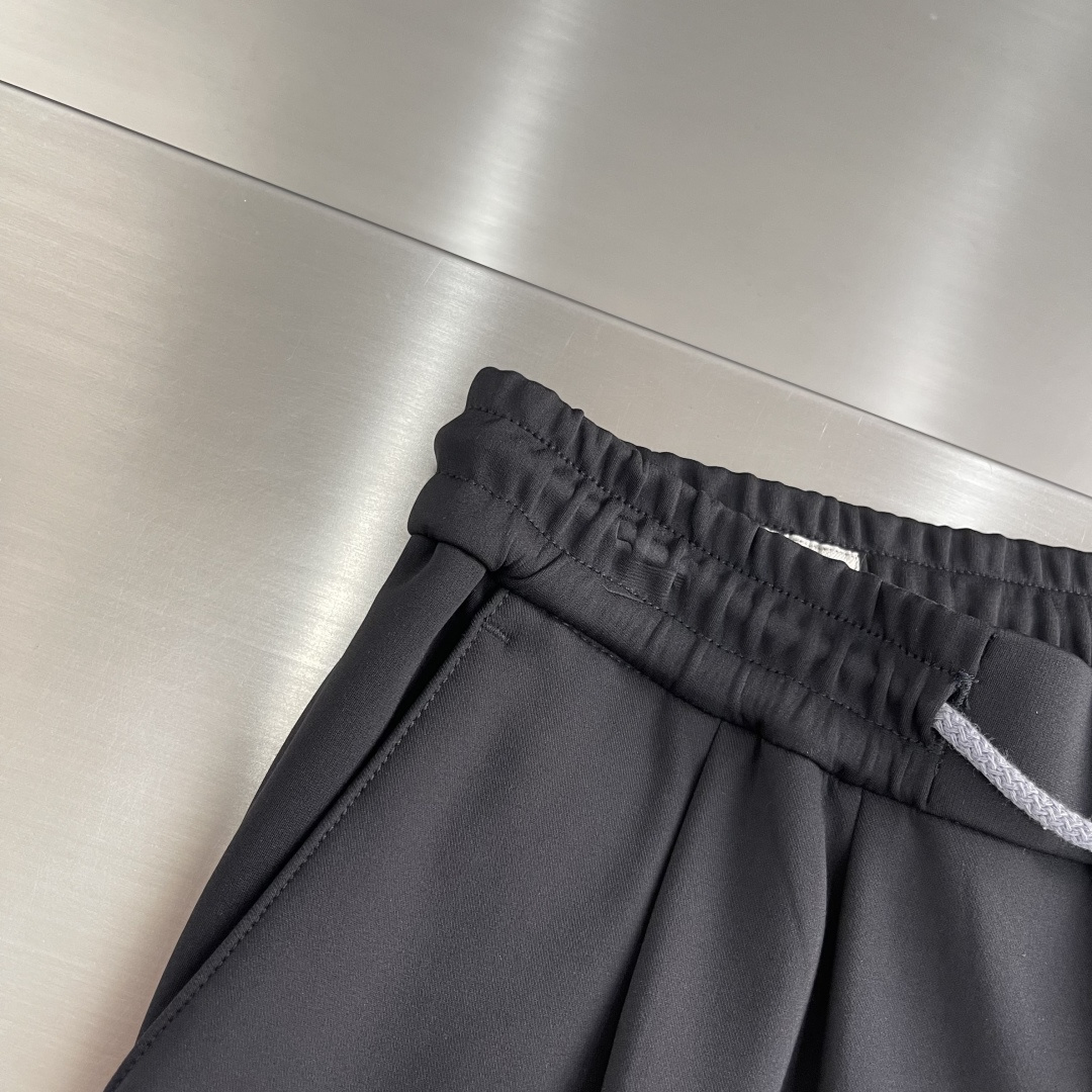 -BC 抽绳复合棉加绒卫衣休闲运动裤松紧腰带的设计，舒适与便捷的完美结合。无需再为挑选合适腰围的裤子而烦