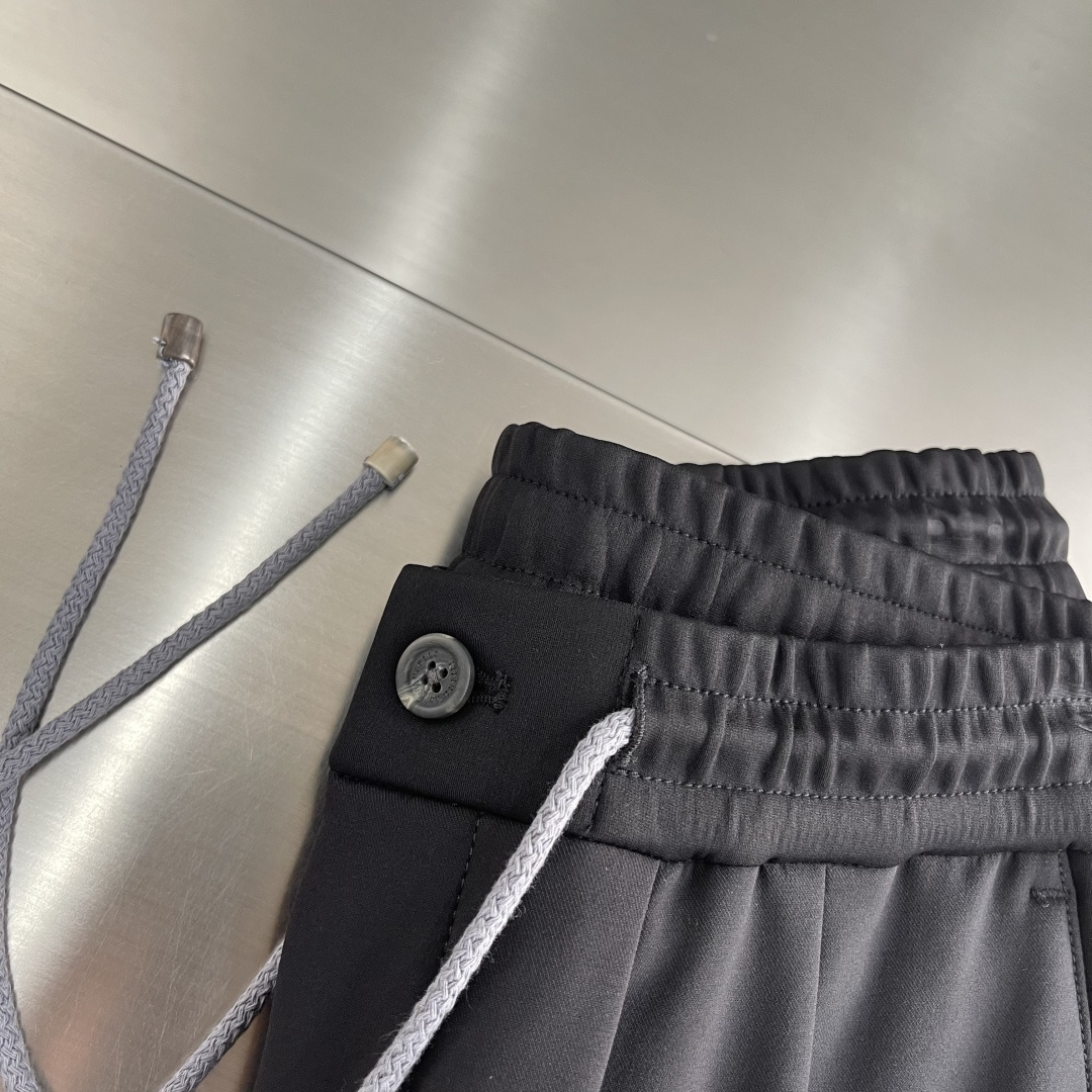 -BC 抽绳复合棉加绒卫衣休闲运动裤松紧腰带的设计，舒适与便捷的完美结合。无需再为挑选合适腰围的裤子而烦