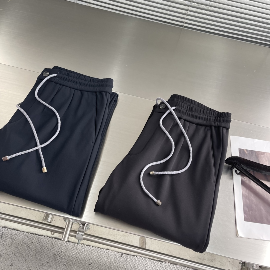 -BC 抽绳复合棉加绒卫衣休闲运动裤松紧腰带的设计，舒适与便捷的完美结合。无需再为挑选合适腰围的裤子而烦