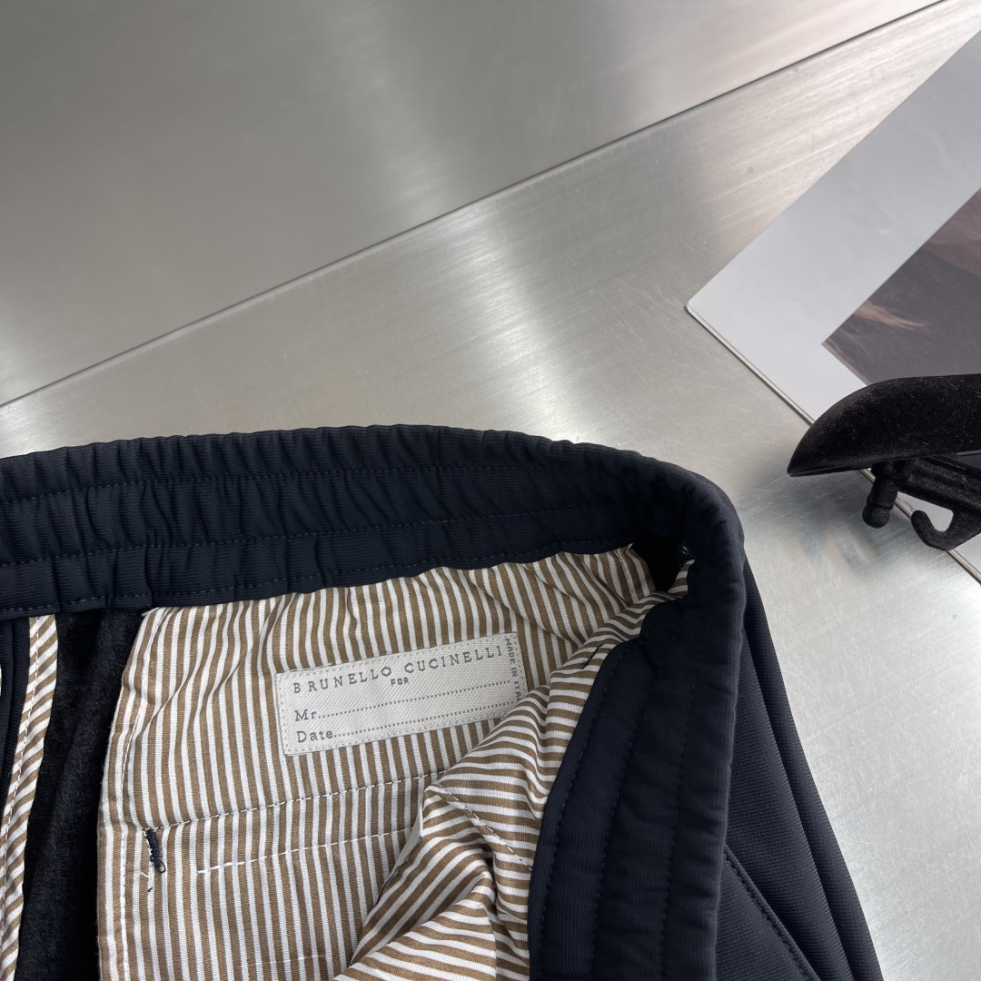 -BC 抽绳复合棉加绒卫衣休闲运动裤松紧腰带的设计，舒适与便捷的完美结合。无需再为挑选合适腰围的裤子而烦