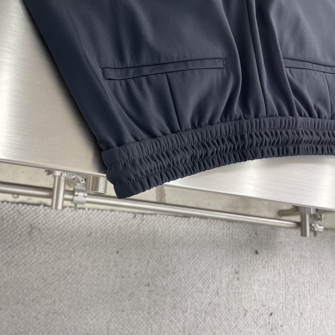 -BC 抽绳复合棉加绒卫衣休闲运动裤松紧腰带的设计，舒适与便捷的完美结合。无需再为挑选合适腰围的裤子而烦