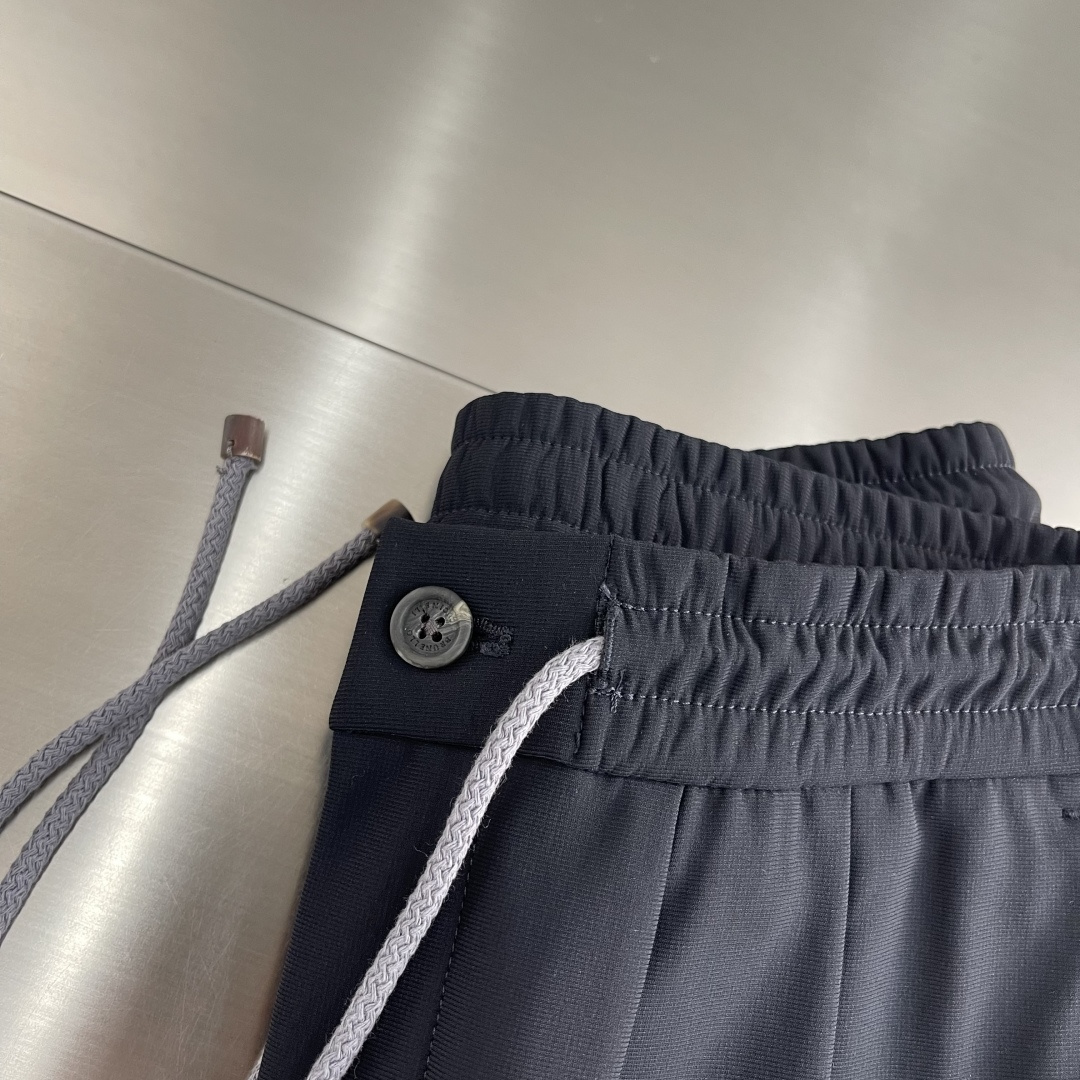 -BC 抽绳复合棉加绒卫衣休闲运动裤松紧腰带的设计，舒适与便捷的完美结合。无需再为挑选合适腰围的裤子而烦