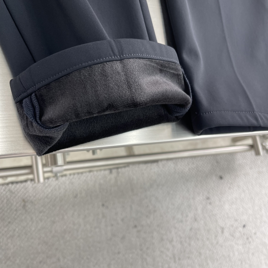 -BC 抽绳复合棉加绒卫衣休闲运动裤松紧腰带的设计，舒适与便捷的完美结合。无需再为挑选合适腰围的裤子而烦