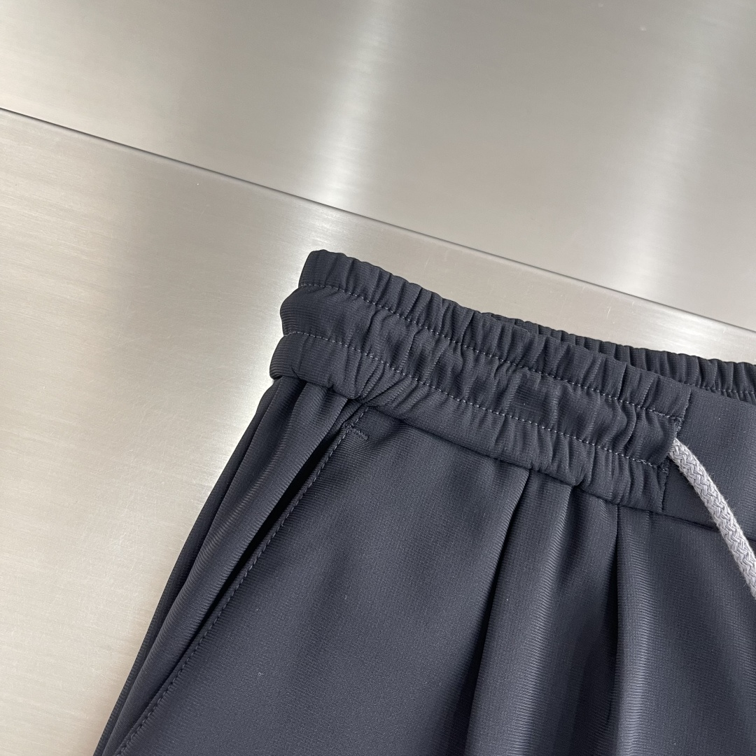 -BC 抽绳复合棉加绒卫衣休闲运动裤松紧腰带的设计，舒适与便捷的完美结合。无需再为挑选合适腰围的裤子而烦