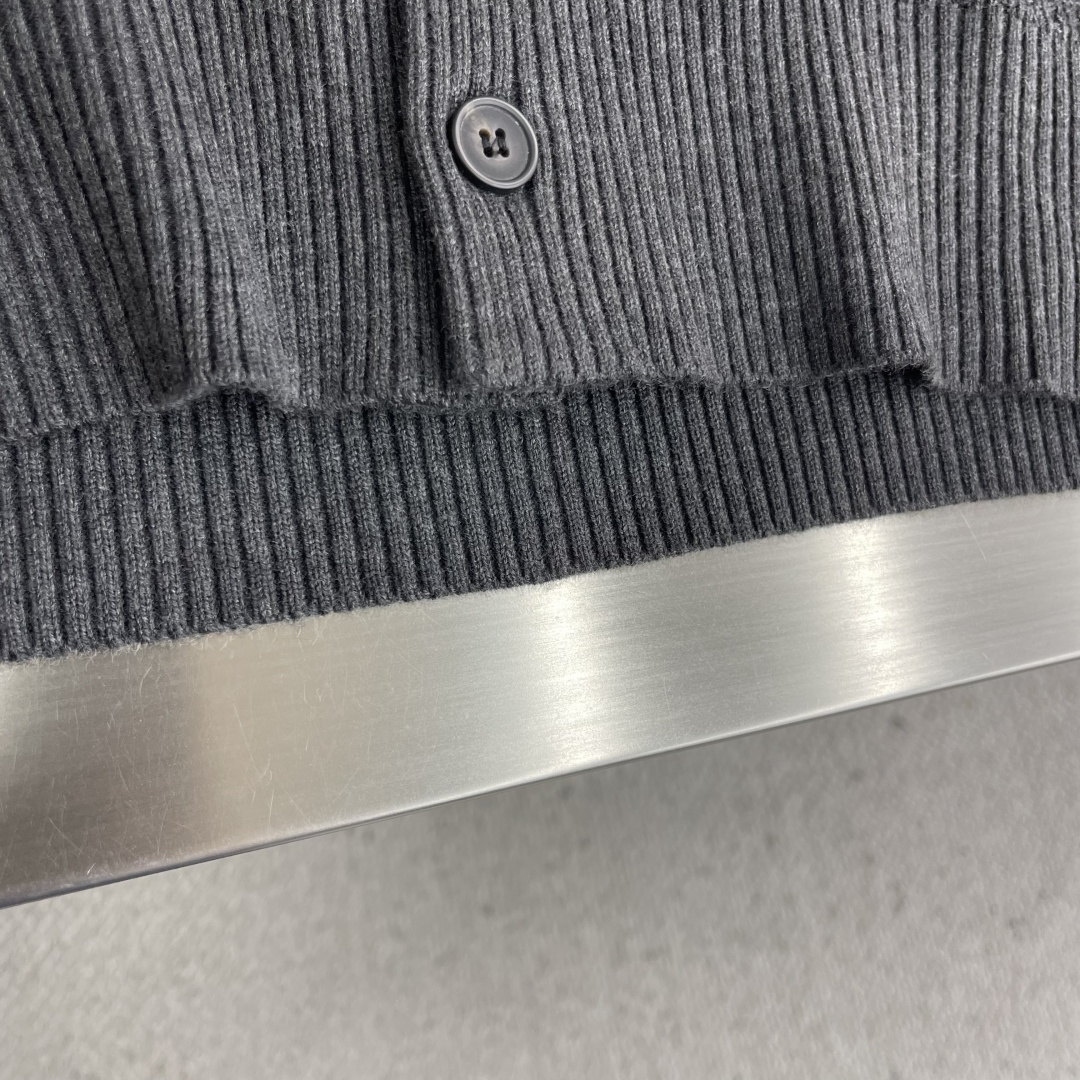 -LOEW 25fw新款开衫毛衣，上身宽松。纱线采用细针织法，上身舒适，不挑身材 男女同款，秋冬毛衣，是