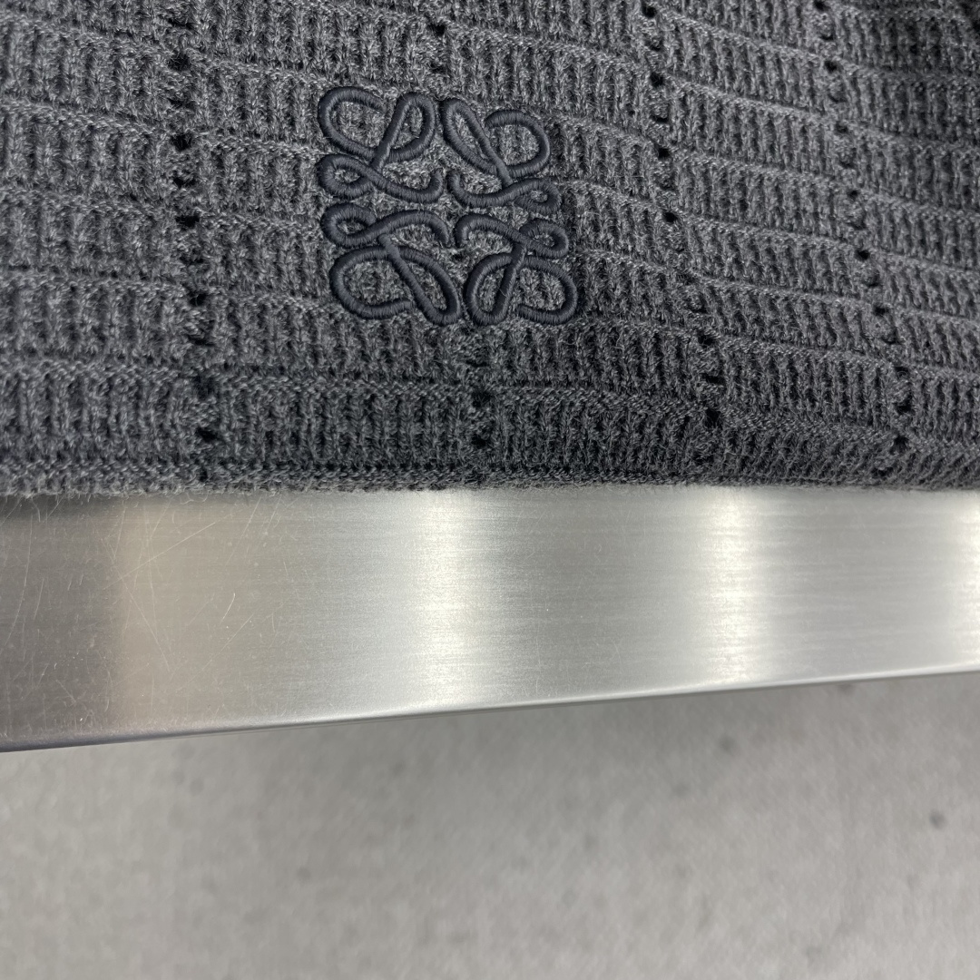 -LOEW 25fw新款开衫毛衣，上身宽松。纱线采用细针织法，上身舒适，不挑身材 男女同款，秋冬毛衣，是