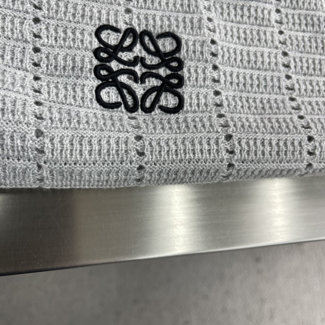 -LOEW 25fw新款开衫毛衣，上身宽松。纱线采用细针织法，上身舒适，不挑身材 男女同款，秋冬毛衣，是