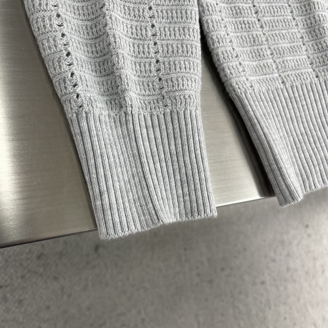 -LOEW 25fw新款开衫毛衣，上身宽松。纱线采用细针织法，上身舒适，不挑身材 男女同款，秋冬毛衣，是