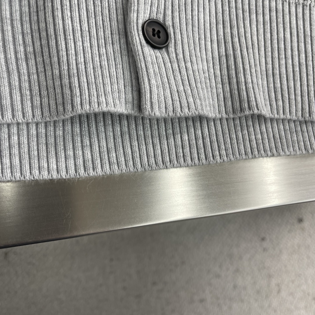 -LOEW 25fw新款开衫毛衣，上身宽松。纱线采用细针织法，上身舒适，不挑身材 男女同款，秋冬毛衣，是