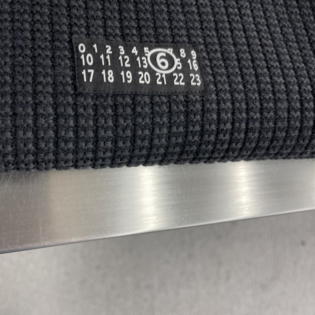 -MM6 马吉拉 25fw新款开衫，上身宽松。纱线采用细针织法，上身舒适，不挑身材 男女同款，秋冬毛衣，