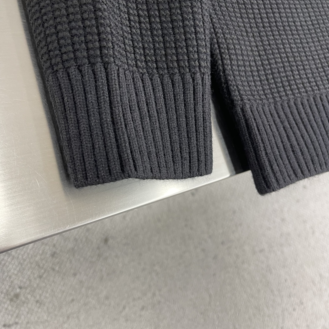 -MM6 马吉拉 25fw新款开衫，上身宽松。纱线采用细针织法，上身舒适，不挑身材 男女同款，秋冬毛衣，