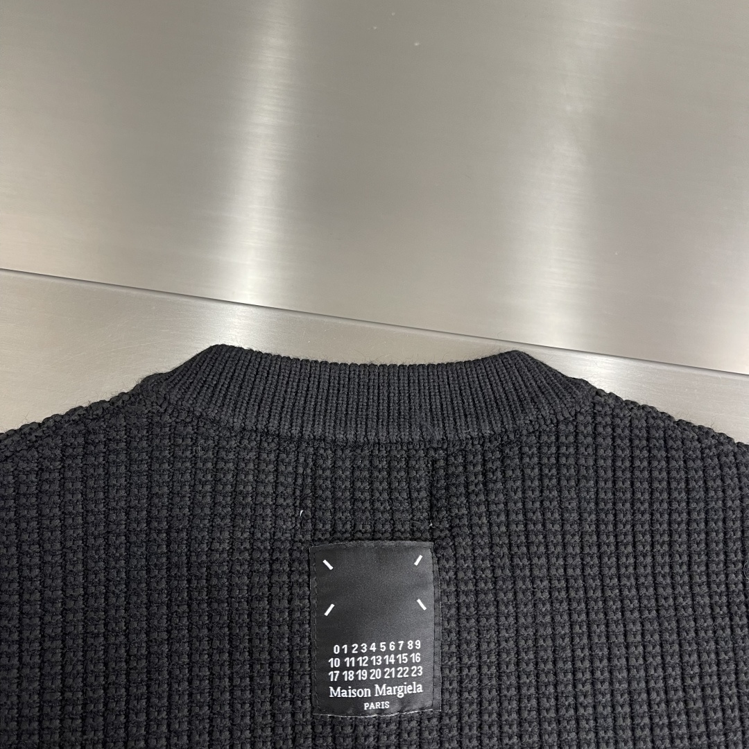 -MM6 马吉拉 25fw新款开衫，上身宽松。纱线采用细针织法，上身舒适，不挑身材 男女同款，秋冬毛衣，