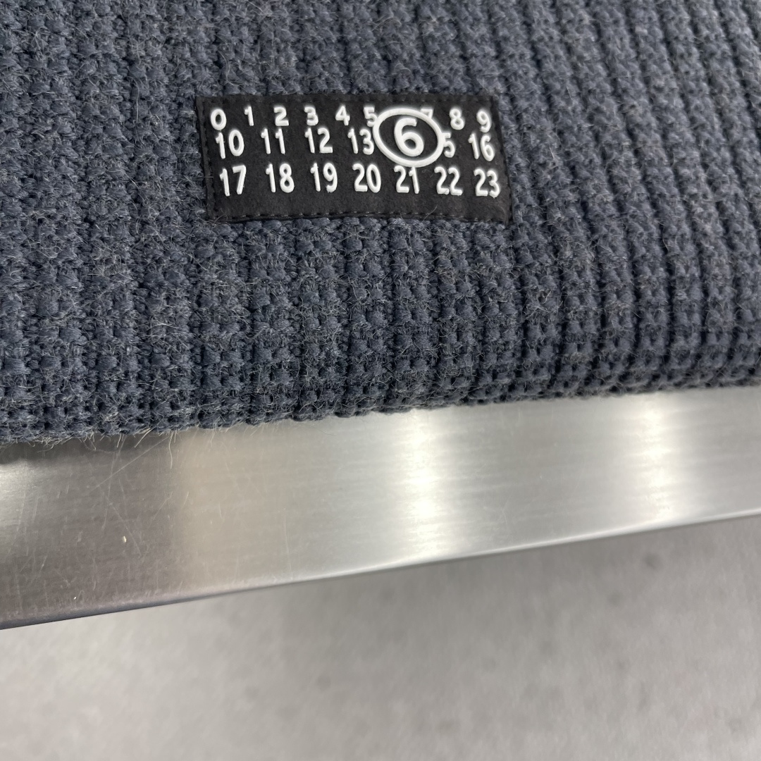 -MM6 马吉拉 25fw新款开衫，上身宽松。纱线采用细针织法，上身舒适，不挑身材 男女同款，秋冬毛衣，