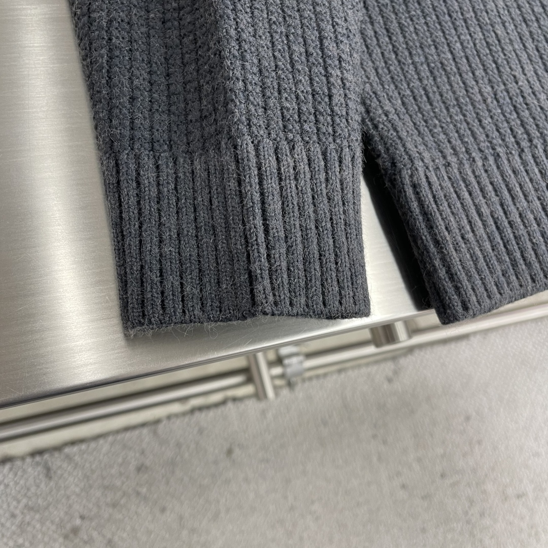 -MM6 马吉拉 25fw新款开衫，上身宽松。纱线采用细针织法，上身舒适，不挑身材 男女同款，秋冬毛衣，