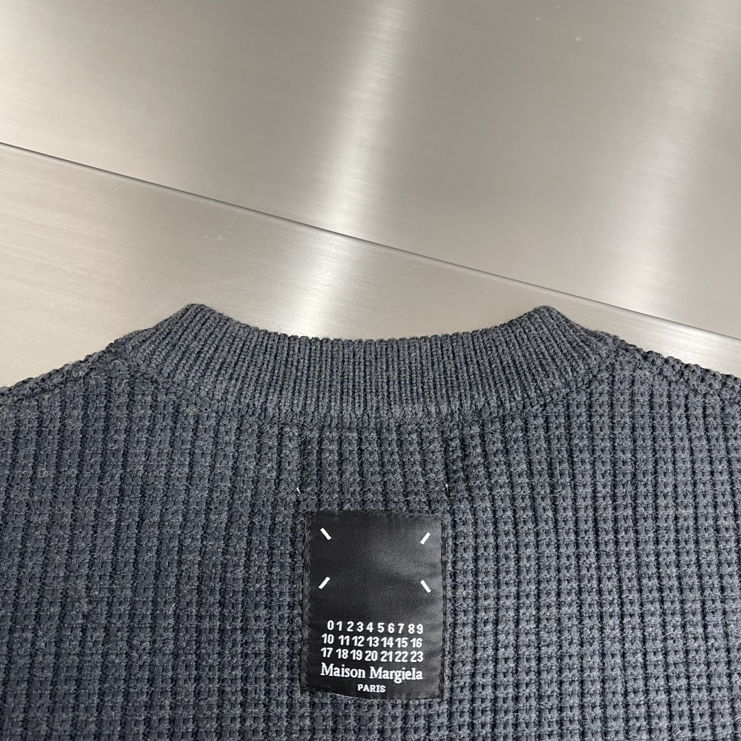 -MM6 马吉拉 25fw新款开衫，上身宽松。纱线采用细针织法，上身舒适，不挑身材 男女同款，秋冬毛衣，