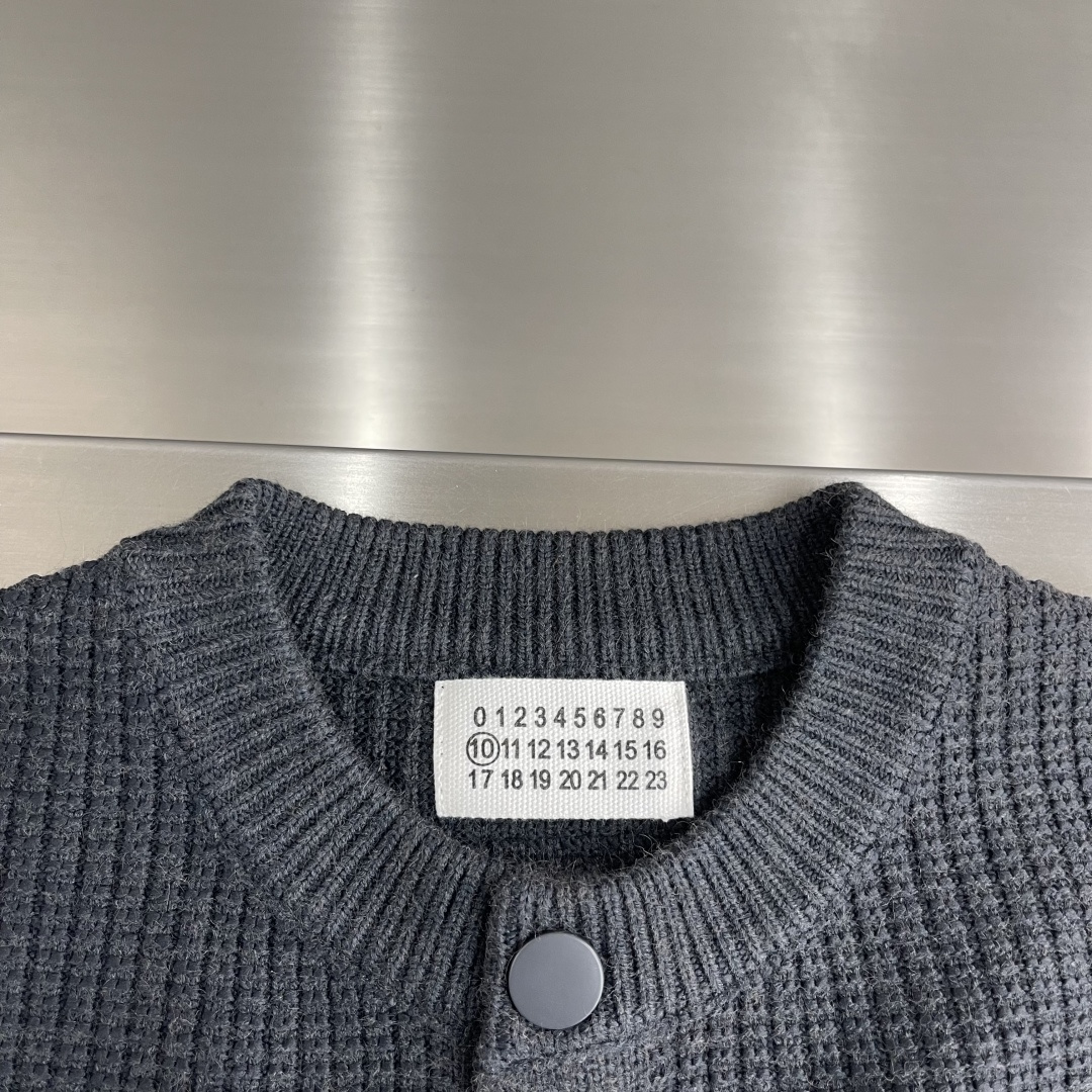 -MM6 马吉拉 25fw新款开衫，上身宽松。纱线采用细针织法，上身舒适，不挑身材 男女同款，秋冬毛衣，