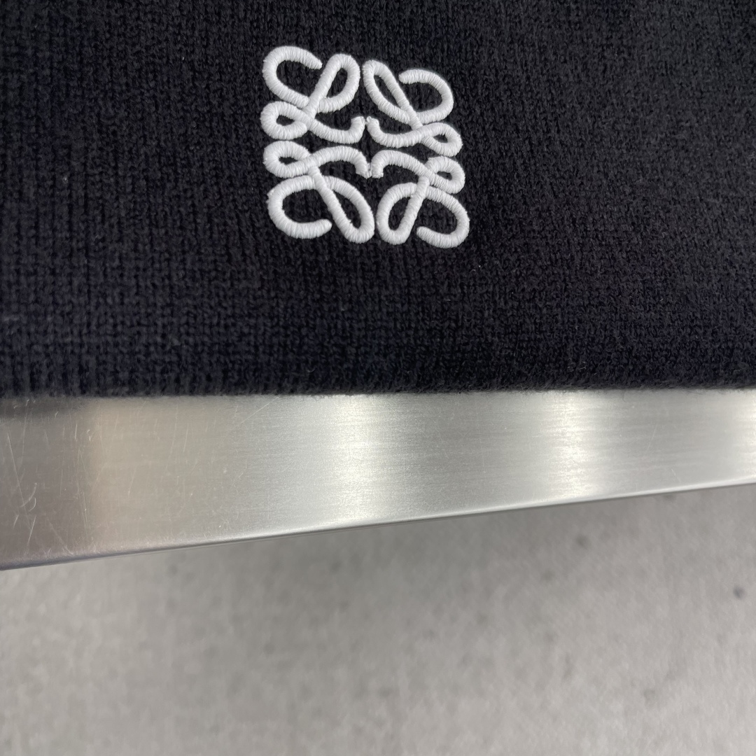 -LOEW 25fw新款毛衣，上身宽松。纱线采用细针织法，上身舒适，不挑身材 男女同款，秋冬毛衣，是今年