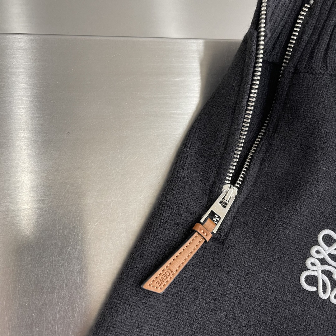 -LOEW 25fw新款毛衣，上身宽松。纱线采用细针织法，上身舒适，不挑身材 男女同款，秋冬毛衣，是今年