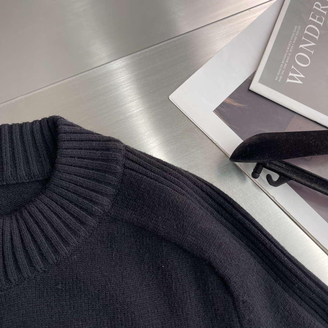 -LOEW 25fw新款毛衣，上身宽松。纱线采用细针织法，上身舒适，不挑身材 男女同款，秋冬毛衣，是今年