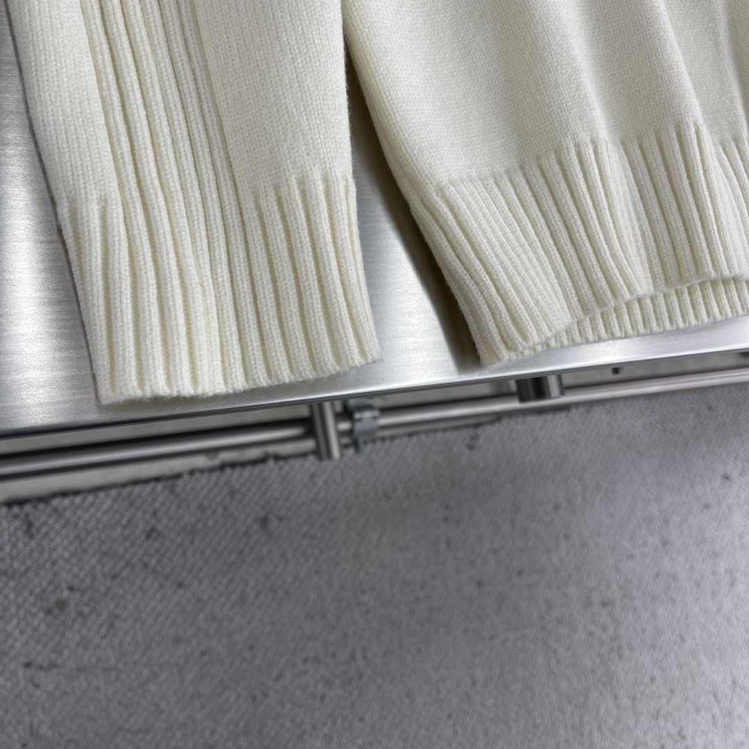 -LOEW 25fw新款毛衣，上身宽松。纱线采用细针织法，上身舒适，不挑身材 男女同款，秋冬毛衣，是今年