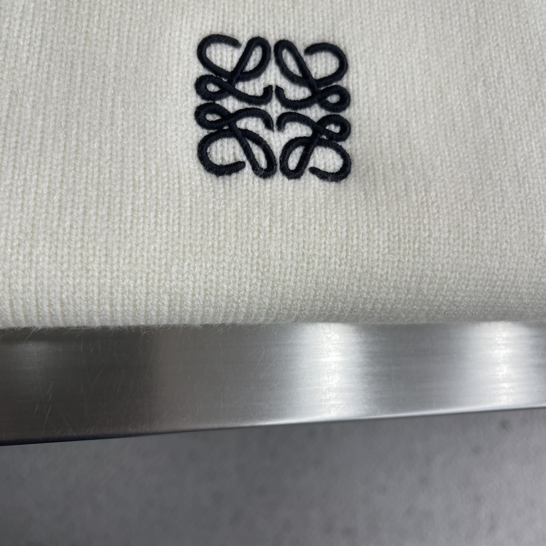 -LOEW 25fw新款毛衣，上身宽松。纱线采用细针织法，上身舒适，不挑身材 男女同款，秋冬毛衣，是今年