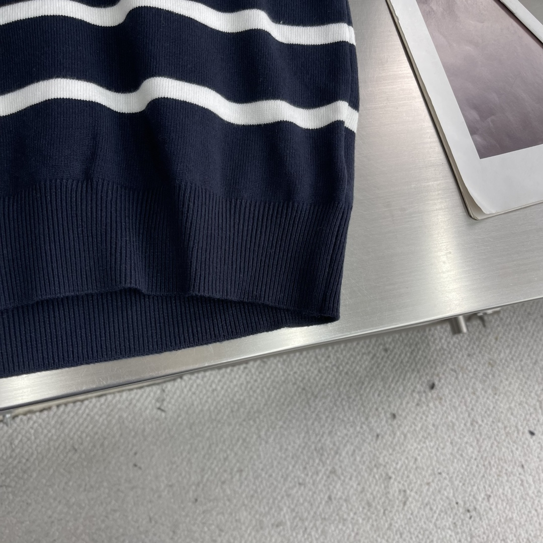 -PRAD 25fw新款毛衣，上身宽松。纱线采用细针织法，上身舒适，不挑身材 男女同款，秋冬毛衣，是今年