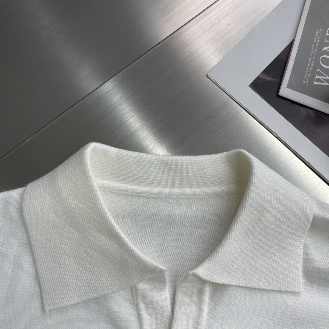 -PRAD 25fw新款毛衣，上身宽松。纱线采用细针织法，上身舒适，不挑身材 男女同款，秋冬毛衣，是今年