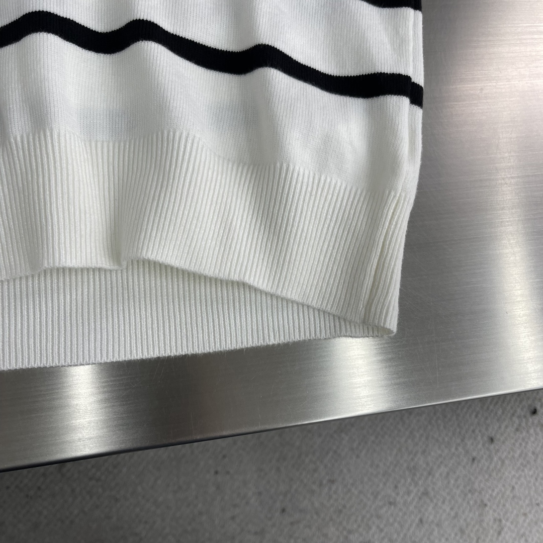 -PRAD 25fw新款毛衣，上身宽松。纱线采用细针织法，上身舒适，不挑身材 男女同款，秋冬毛衣，是今年