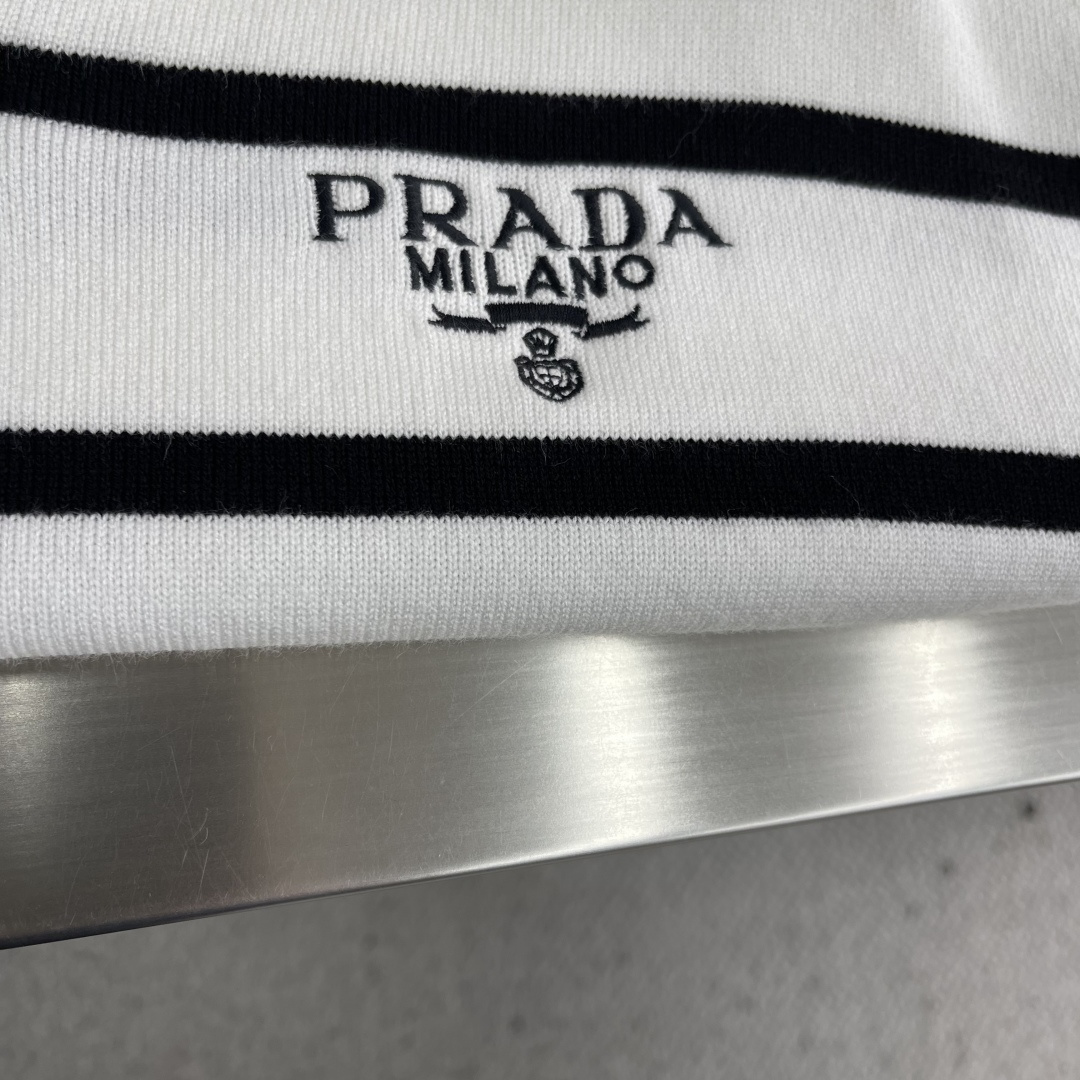 -PRAD 25fw新款毛衣，上身宽松。纱线采用细针织法，上身舒适，不挑身材 男女同款，秋冬毛衣，是今年