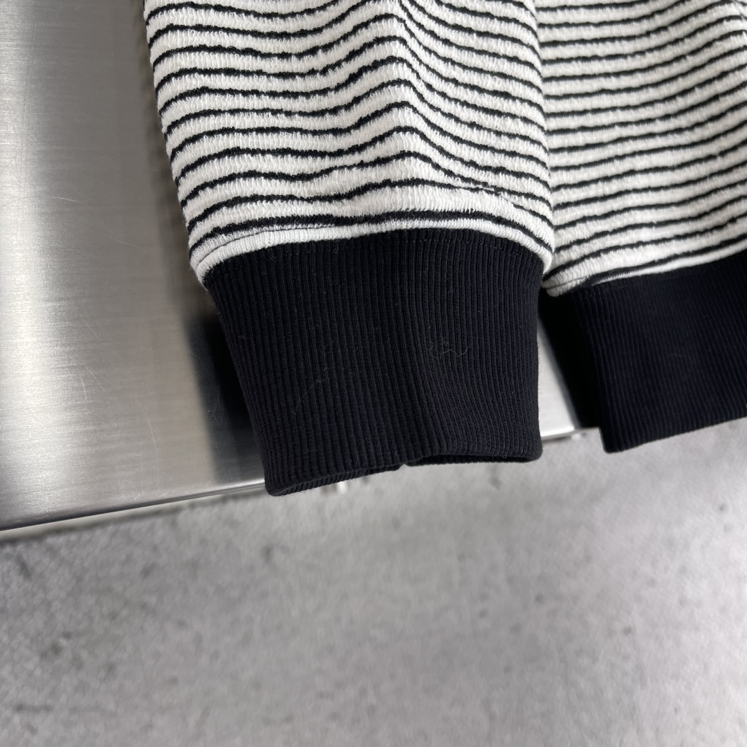 -miu miu 2025秋冬新款条纹长袖 爆款定制纯棉面料 重工洗水，面料舒适🈶️质感 码数：S-XX