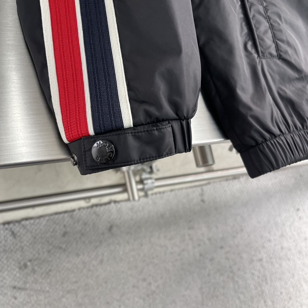 -mon 25秋冬新款休闲时尚夹克 极简风设计风格 细腻舒适 穿着非常轻便不易起皱。整体的设计颇具视觉感