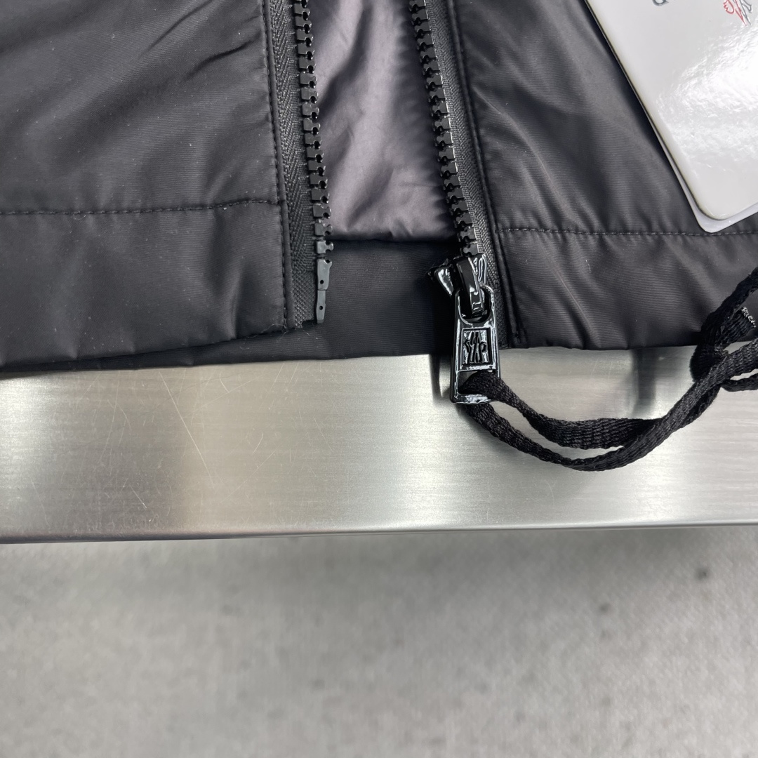 -mon 25秋冬新款休闲时尚夹克 极简风设计风格 细腻舒适 穿着非常轻便不易起皱。整体的设计颇具视觉感