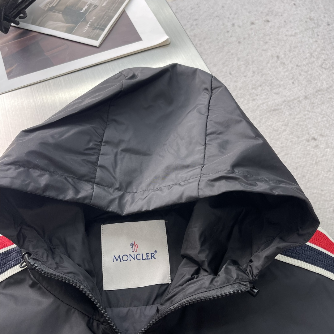 -mon 25秋冬新款休闲时尚夹克 极简风设计风格 细腻舒适 穿着非常轻便不易起皱。整体的设计颇具视觉感