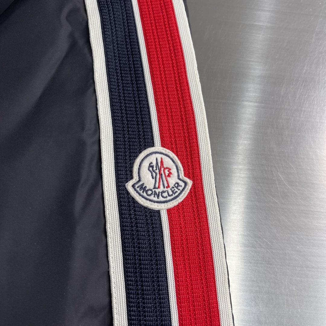 -mon 25秋冬新款休闲时尚夹克 极简风设计风格 细腻舒适 穿着非常轻便不易起皱。整体的设计颇具视觉感