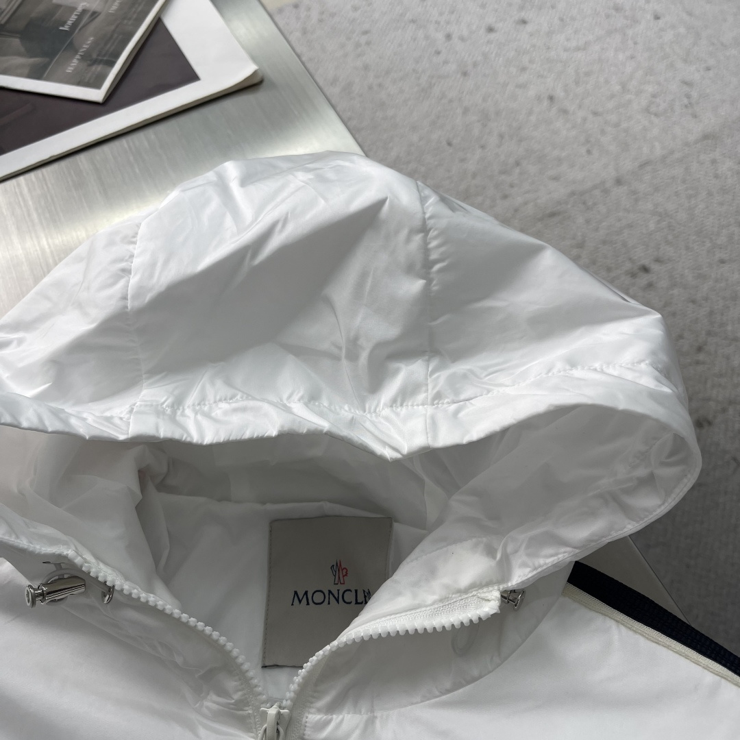 -mon 25秋冬新款休闲时尚夹克 极简风设计风格 细腻舒适 穿着非常轻便不易起皱。整体的设计颇具视觉感