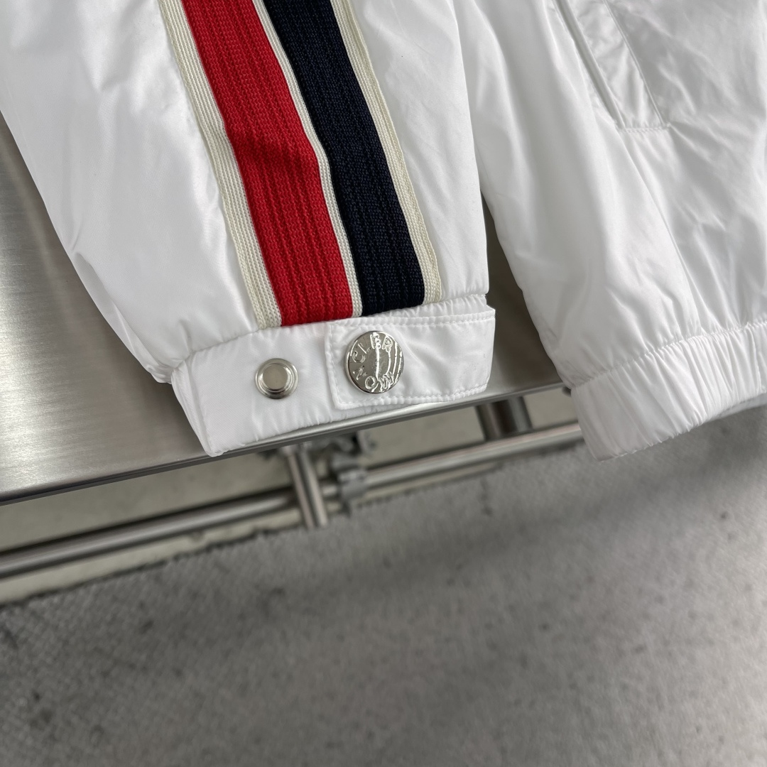 -mon 25秋冬新款休闲时尚夹克 极简风设计风格 细腻舒适 穿着非常轻便不易起皱。整体的设计颇具视觉感