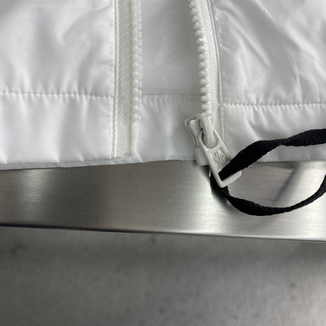 -mon 25秋冬新款休闲时尚夹克 极简风设计风格 细腻舒适 穿着非常轻便不易起皱。整体的设计颇具视觉感