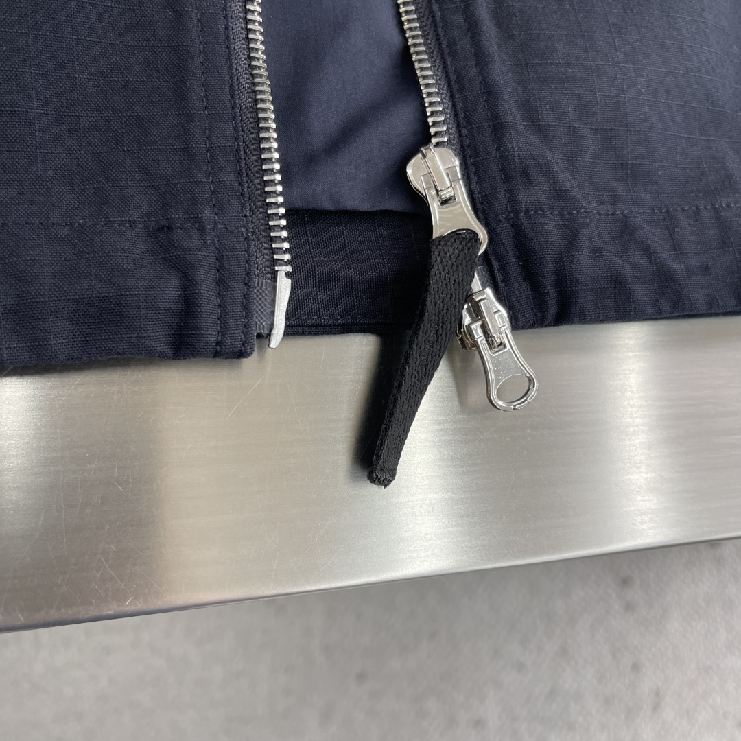 -Stone Island 复杂的工艺，考究的细节。井字纹日本产户外棉布…同步最新工装系Stone 石头