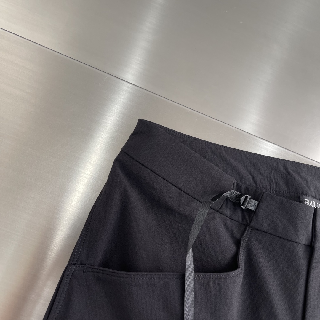 -Balmai* 巴尔曼 商务休闲必备，。细节拉满，工装侧边拉链。膝盖立体设计。 这款户外+商务版型。裁
