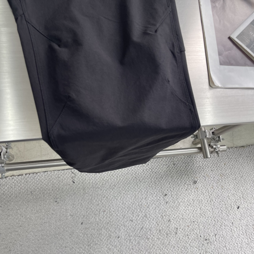 -Balmai* 巴尔曼 商务休闲必备，。细节拉满，工装侧边拉链。膝盖立体设计。 这款户外+商务版型。裁