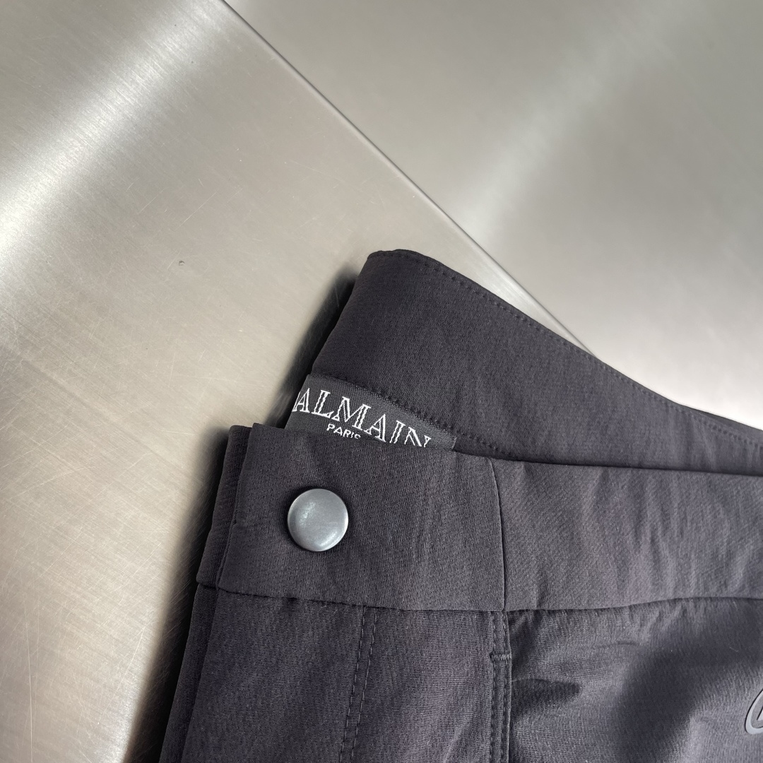 -Balmai* 巴尔曼 商务休闲必备，。细节拉满，工装侧边拉链。膝盖立体设计。 这款户外+商务版型。裁