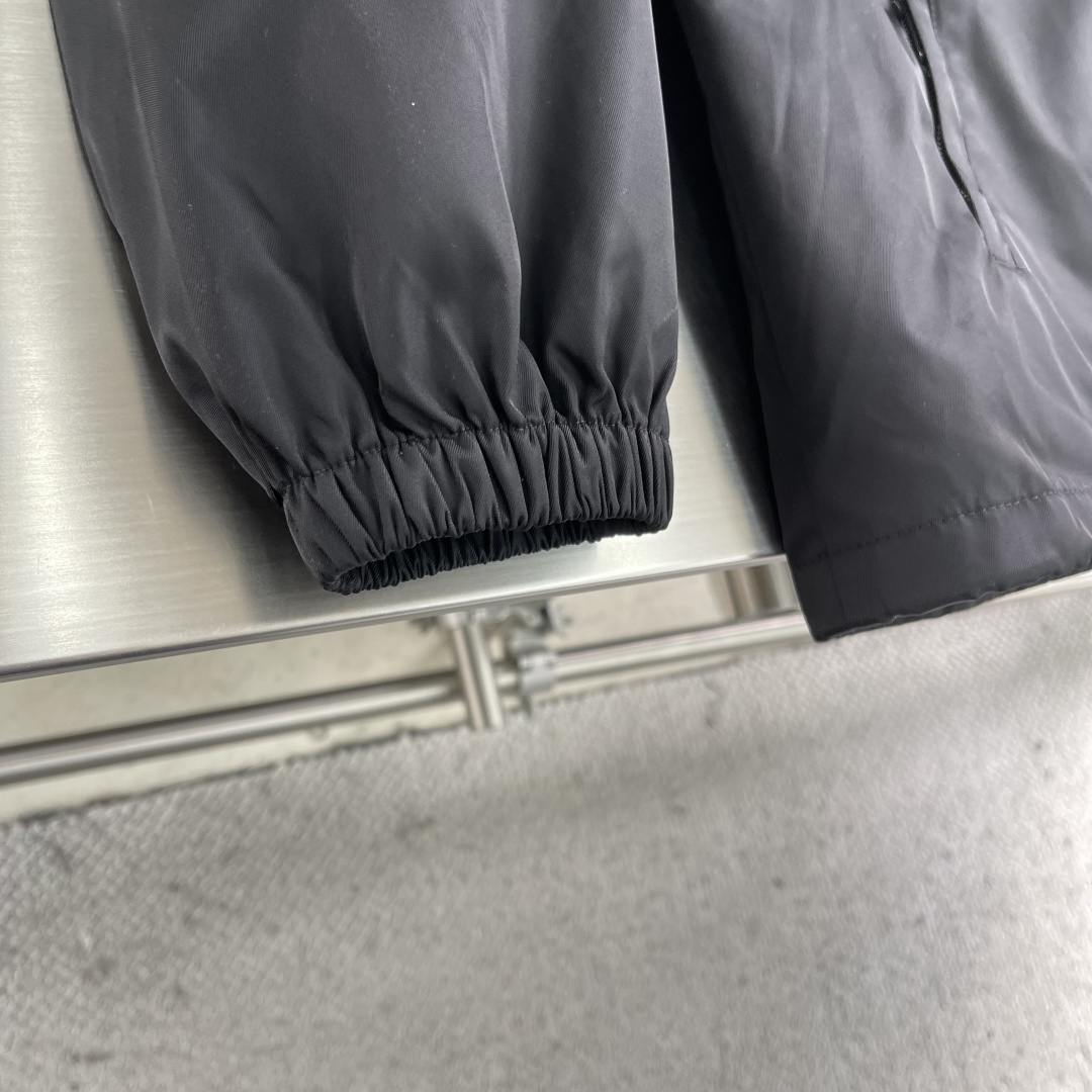 -PRAD 三角标连帽外套 外贸工厂代工。基础款原版面料，舒适，，上身很棒！建议干洗，忌重度揉搓，长时间