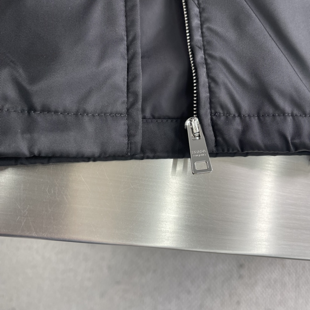 -PRAD 三角标连帽外套 外贸工厂代工。基础款原版面料，舒适，，上身很棒！建议干洗，忌重度揉搓，长时间