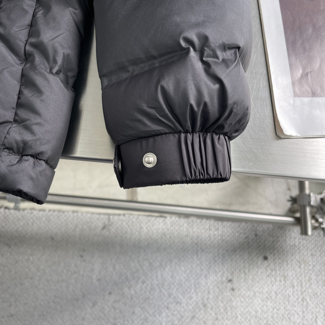 -PRAD 25年冬季新款羽绒服经典立领轻薄款，拉链口袋、袖臂三角标点缀，可调节袖口以及按扣拉链翻盖门襟