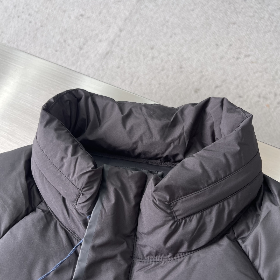 -PRAD 25年冬季新款羽绒服经典立领轻薄款，拉链口袋、袖臂三角标点缀，可调节袖口以及按扣拉链翻盖门襟