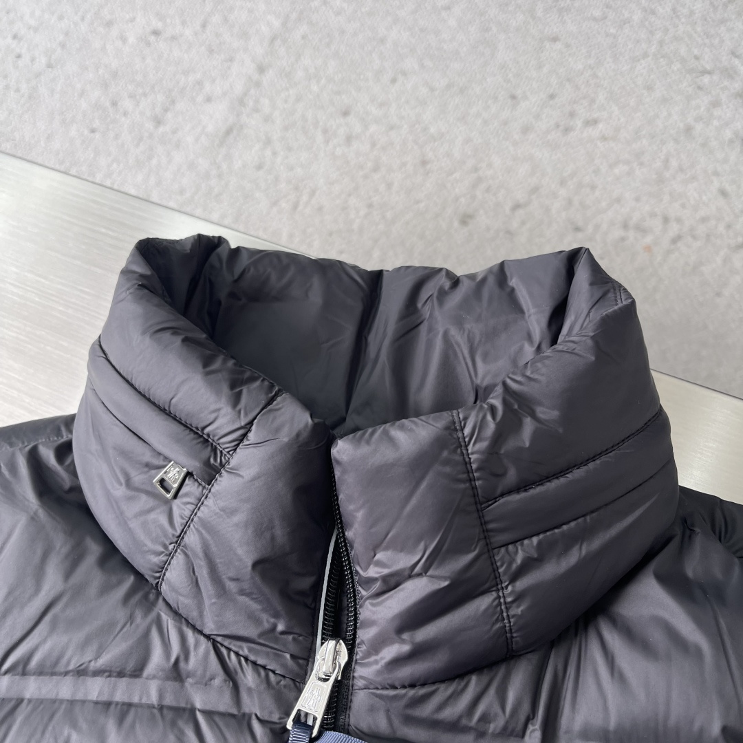 -mon 25年冬季新款立领轻薄羽绒服客供高密度防钻绒面料，绝对经得起考验！弹力下摆与袖口设计。内里填充