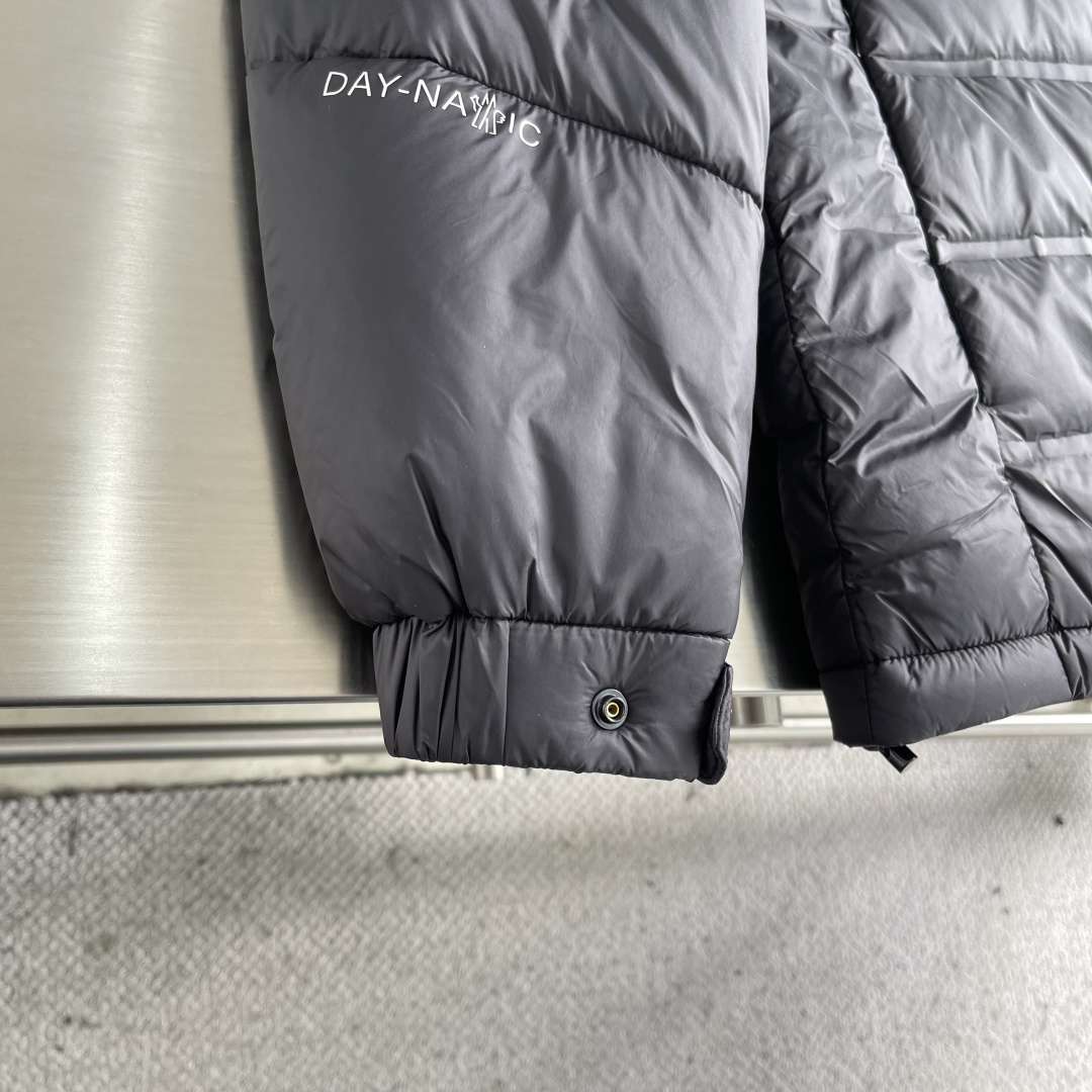 -mon 25年冬季新款立领轻薄羽绒服客供高密度防钻绒面料，绝对经得起考验！弹力下摆与袖口设计。内里填充