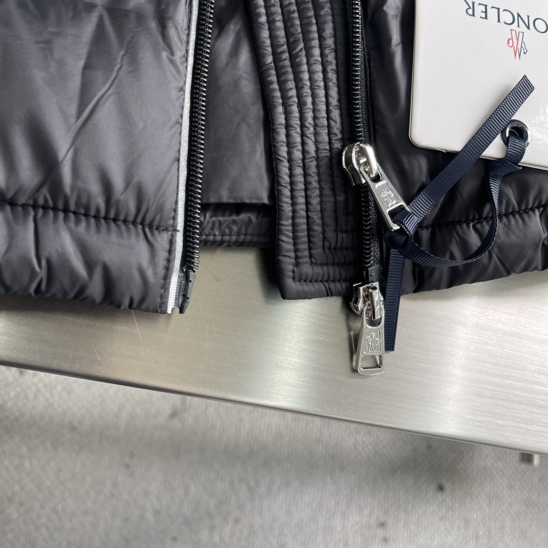 -mon 25年冬季新款立领轻薄羽绒服客供高密度防钻绒面料，绝对经得起考验！弹力下摆与袖口设计。内里填充